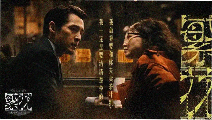 沙漠公路旁的翡翠绿路牌，标注午夜场入口与观影路线
